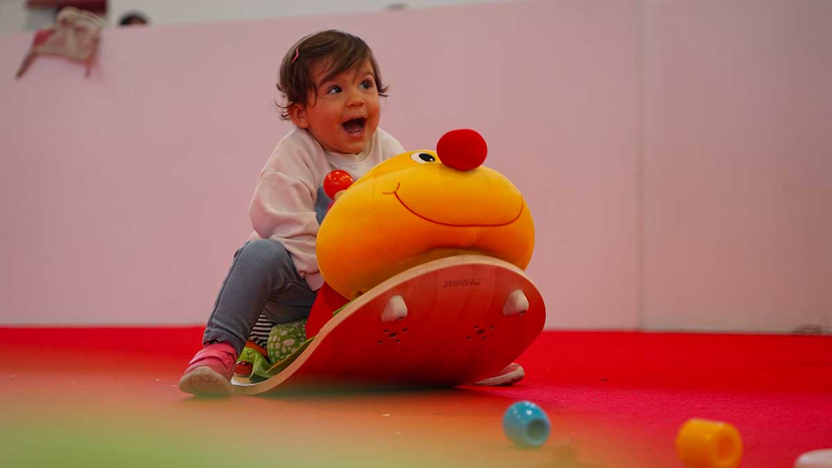 bambina felice su gioco area 0-3 Seridò